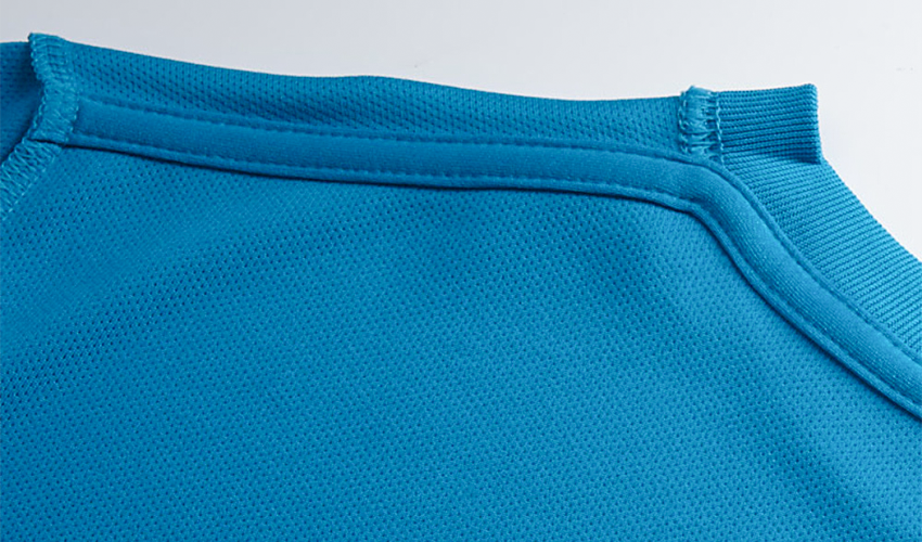 裏の肩幅から肩幅にかけて襟伏せテープを取りつけ縫い代が肌にあたりません。