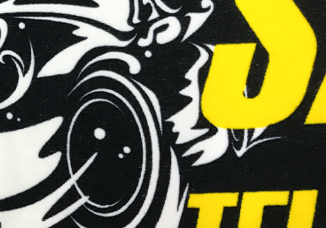 白タオルカラーに黒と黄で印刷